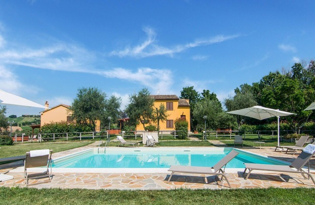 Villa en Ostra Vetere con Piscina y Jacuzzis