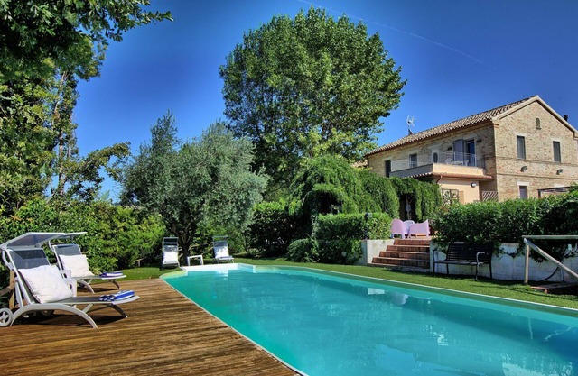 Villa en Ostra con 6 habitaciones, capacidad 14