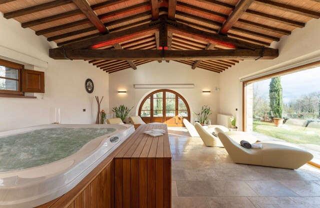 Villa in Pozzo Della Chiana with 6 bedrooms sleeps 14