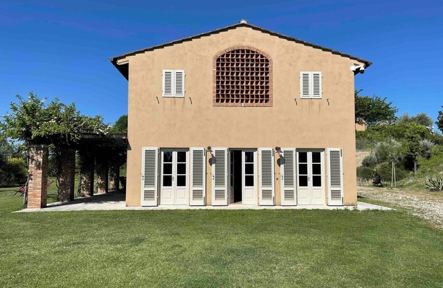 Villa in Palaia with stunning views and unique setting, 3 bedrooms (sleep 6)