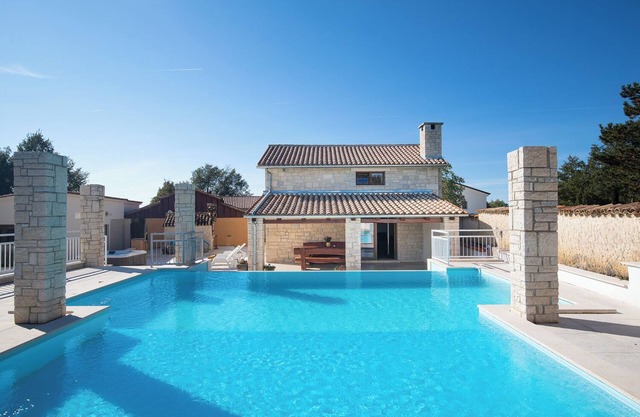 Villa en zona pacífico, naturaleza, piscina climatizada, adecuado para niños