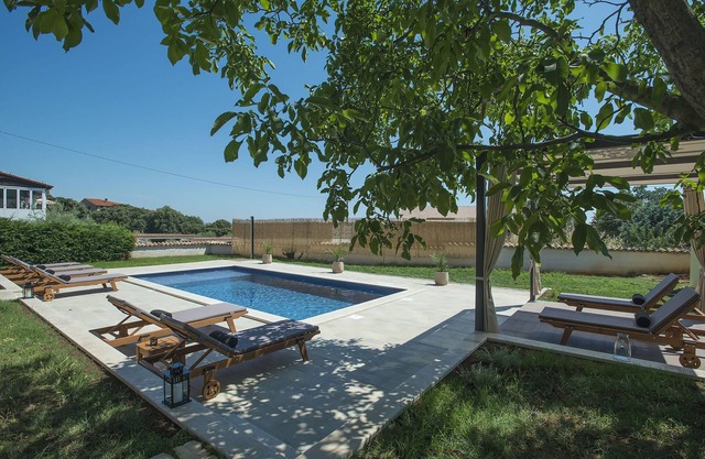 Villa en Peroj con Piscina Privada y Playa