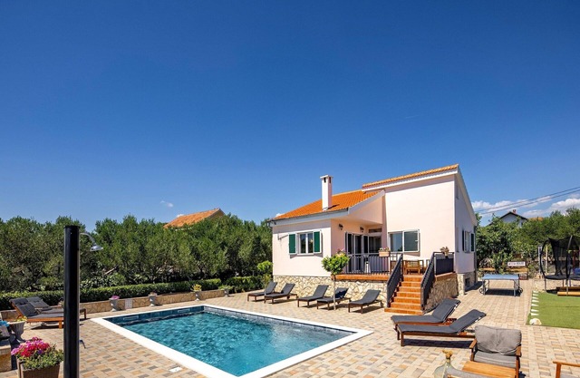 Villa en Polaca con piscina cerca de parques