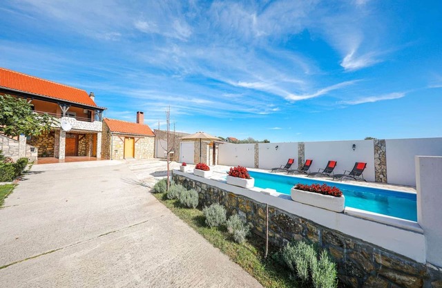 Villa en Poličnik con piscina cerca de Zadar