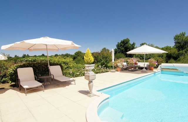 Villa en Rouzède con piscina climatizada