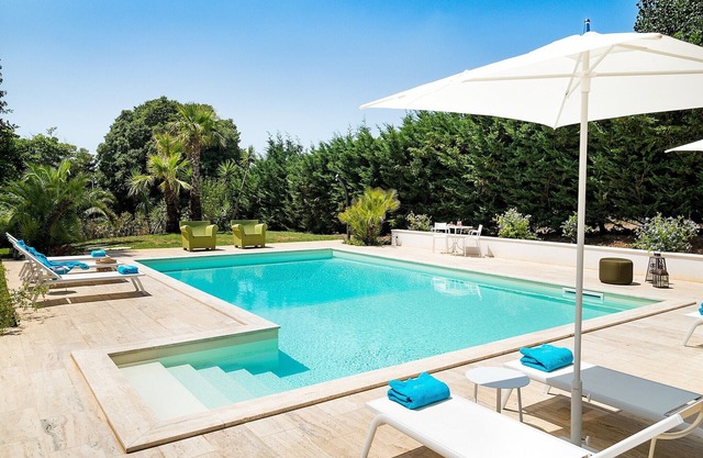 Elegante villa con piscina y jardín, ubicación tranquila cerca de Salemi