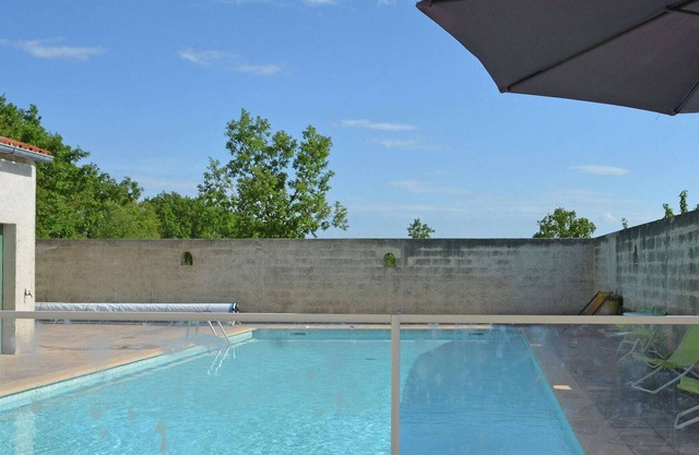 Simplista Villa en Barjac con Piscina