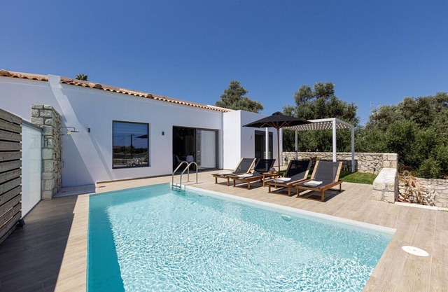 Villa en Sfakaki con Piscina y Cerca de la Playa