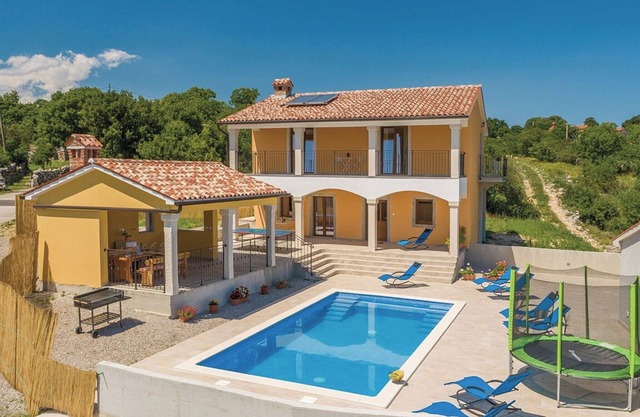 Villa en Skitaca con Piscina y Vista al Mar