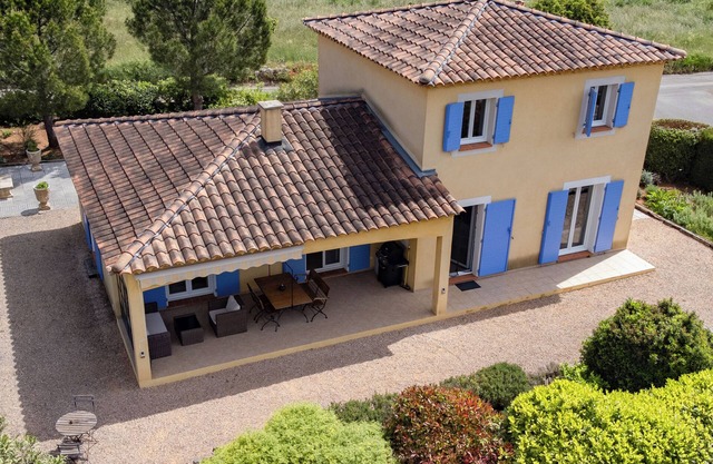 Villa in small domain with pool and tenniscourt