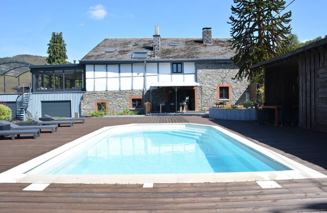 Villa en Stavelot con vistas al lago y jacuzzi.