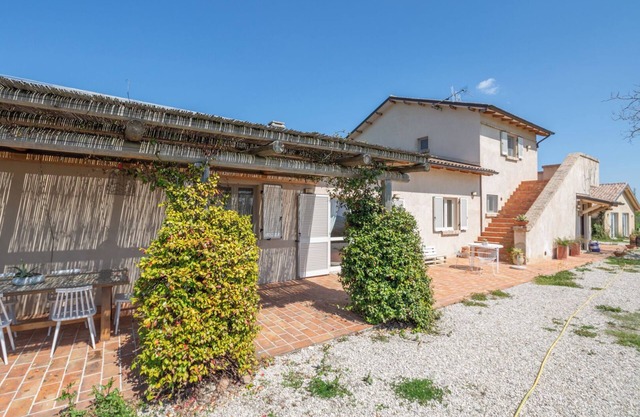 villa en el campo entre viñedos y olivares orgánicos