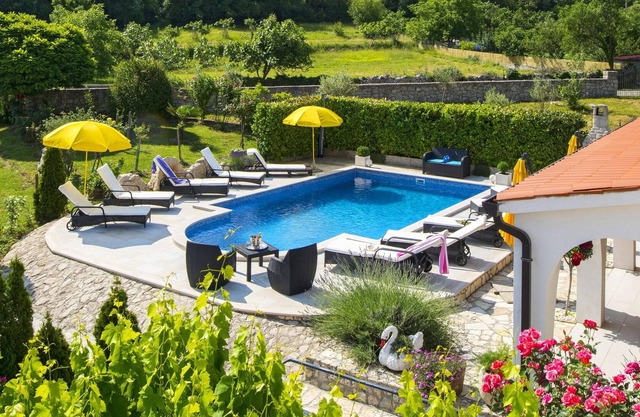 Villa para soñar con una amplia piscina rodeada de naturaleza, a 10 min. a la playa