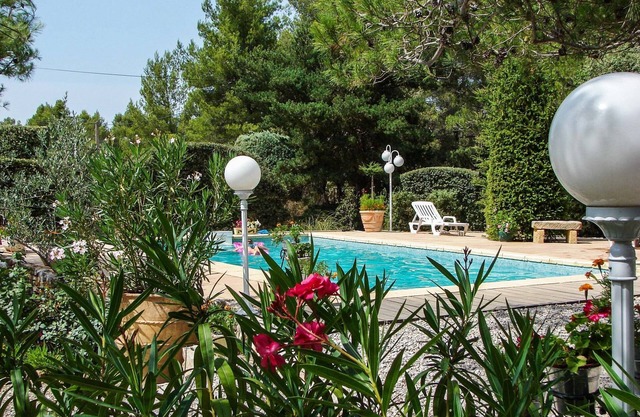 Villa rodeada de naturaleza, con piscina, cerca de Aix-en-Pce. Super promo julio