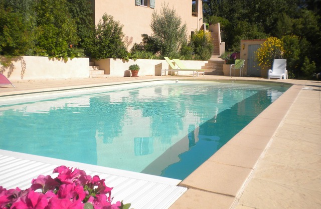 Villa provenzal en la paz de un gran bosque de pinos