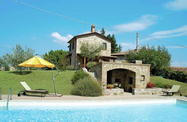 Villa en Umbertide con Piscina y Jardín