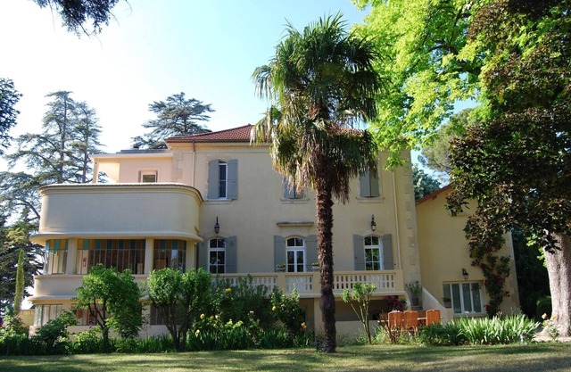 Villa en Valréas con Piscina y Vista al Jardín