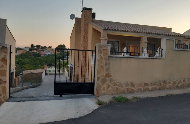 CHALET EN URBANIZACIÓN MUY TRANQUILA A 15 MIN DE VALENCIA CAPITAL