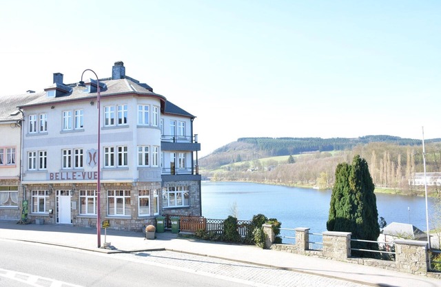 Villa en Vielsalm con Vistas al Lago y Piscina