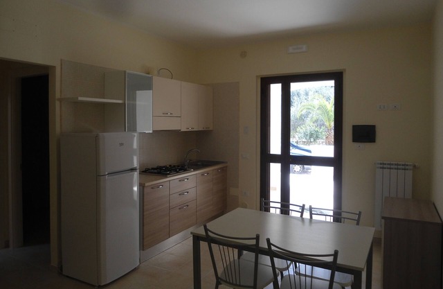 Adosada Vieste a 150 m del mar y de la playa con terraza y jardín.
