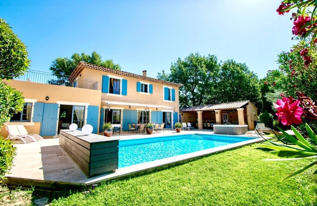 Villa en Villars con Piscina y Sauna
