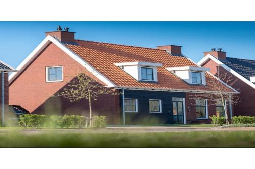 Villa in Zeeland with Outdoor Jacuzzi, cleaning included