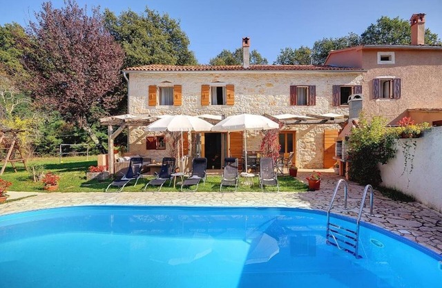 Villa en Žminj con piscina y naturaleza