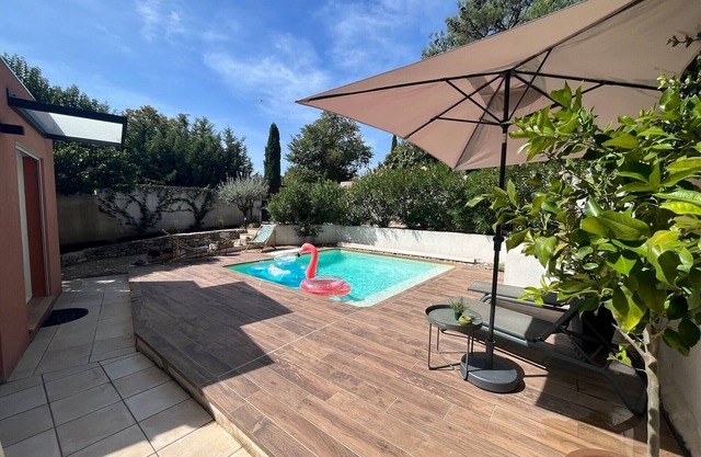 Villa independent air conditioning modern swimming pool patio 3 bedrooms 2 bathrooms all shops on foot