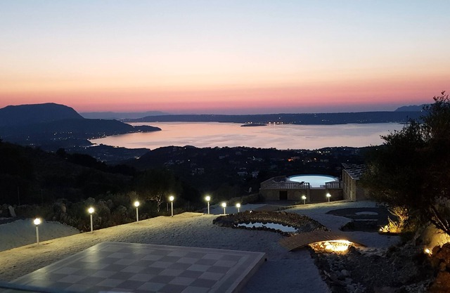 Villa Infinity con piscina, increíbles vistas al mar y a la montaña y total privacidad