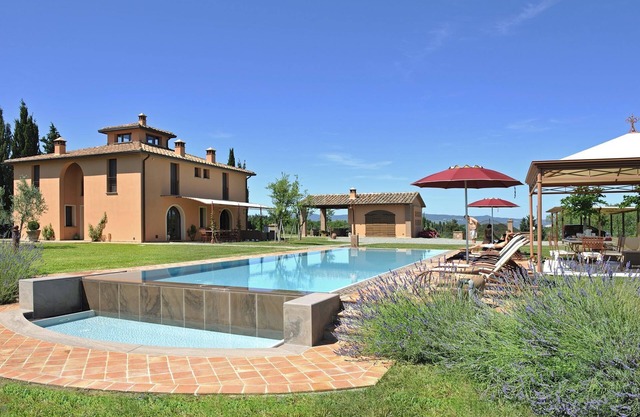 Villa en Montelopio con 4 habitaciones, capacidad 11