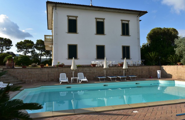 Villa Irene, 10 dormitorios y piscina privada cerca de Castiglioncello