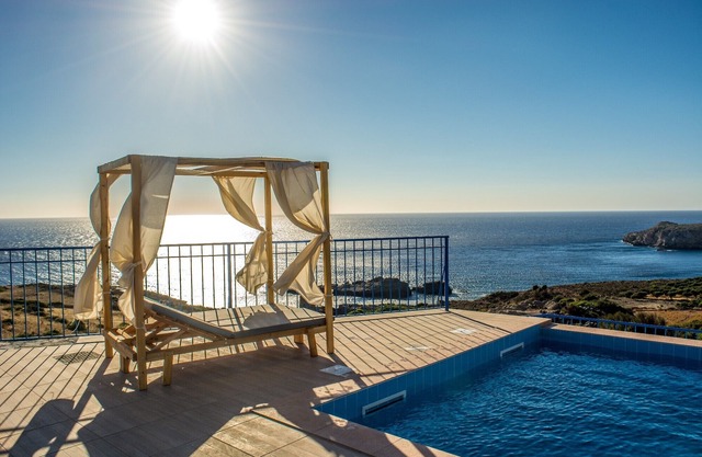 Villa Irene tradicional con piscina privada que ofrece privacidad y vistas increíbles.