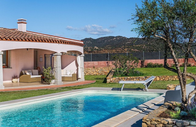 Villa 'Iris' con piscina privada, Wi-Fi y aire acondicionado