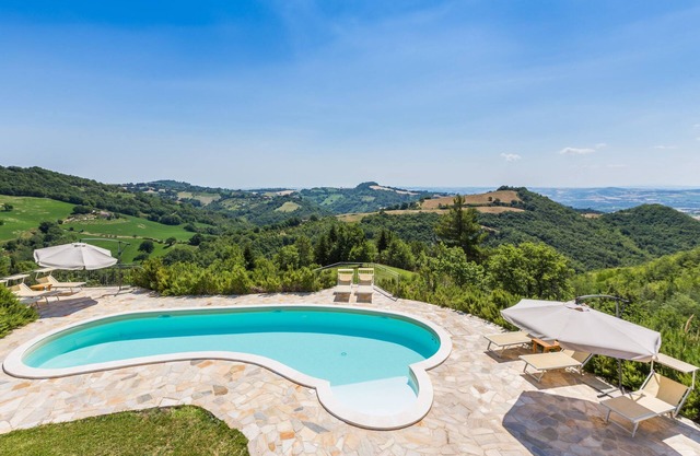 Ise Villa con piscina y vistas magníficas en Montefelcino, a 25 km de las playas de Fano y Pesaro