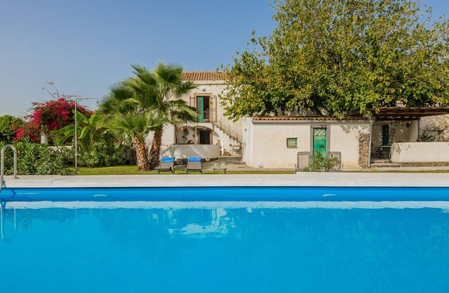 Villa Dogana, country house with pool overlooking the sea and Etna.