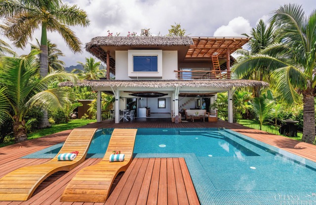 Villa Iti - 3BR Oceanfront Villa w/ Beautiful Pool