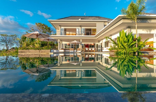 Villa IzaJay, Modern & Splendid Sea View Villa