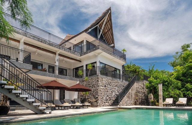 Villa Jempiring: ¡Villa de lujo de estilo balinés con increíbles vistas al mar!
