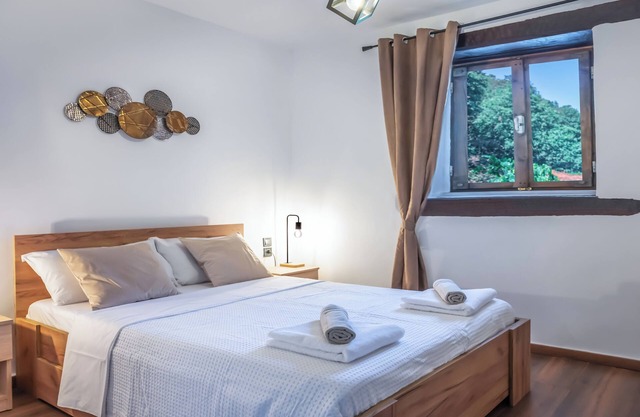 Villa Kamari with outdoor Jacuzzi, WiFi & AC in delightful Village Elenes.