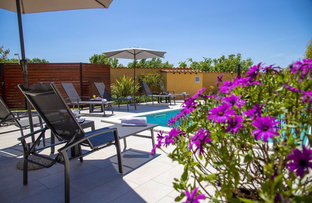 La Villa Karin es espaciosa y ofrece un gran jardín con piscina privada.
