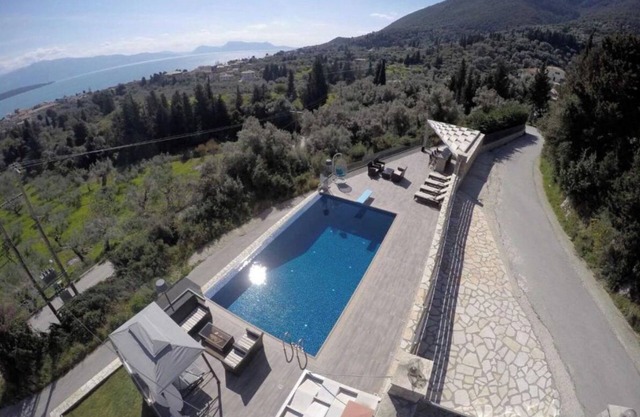 "Villa Kastro" con vistas al mar, piscina privada, jardín y balcón