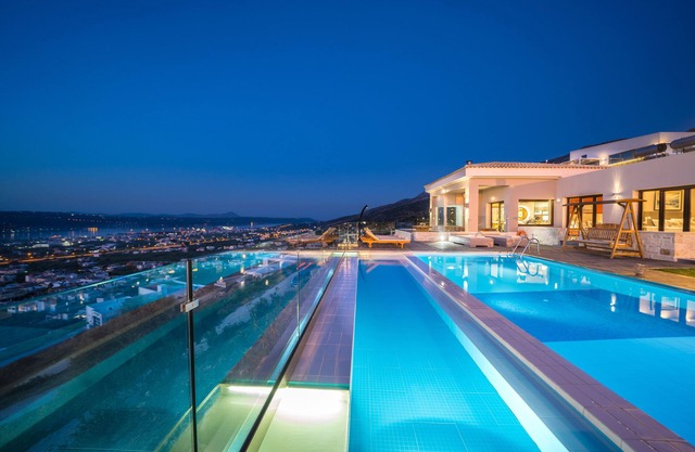 Villa Kedria con piscina climatizada