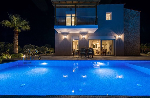 Villa Koutalas - Majestic Sunsets over the Poolnn