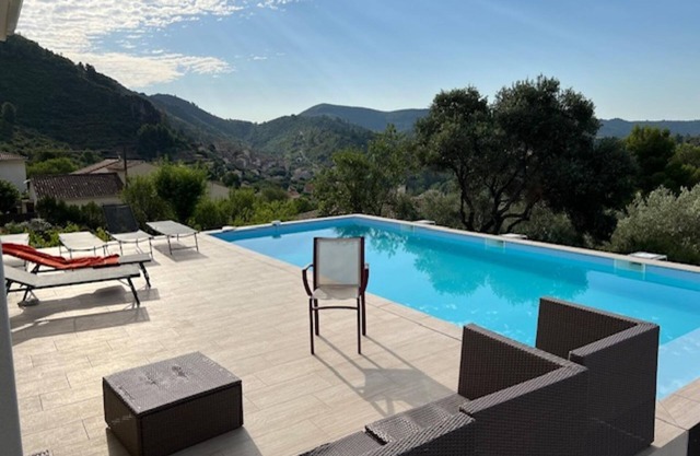 Villa en Roquebrun con piscina y viñedos