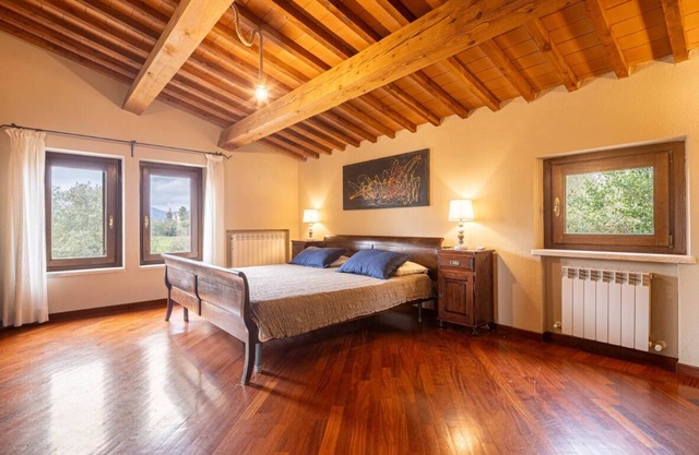Villa La Fornace, Spacious 5-bedroom in fabulous Campagnatico with AC, WiFi