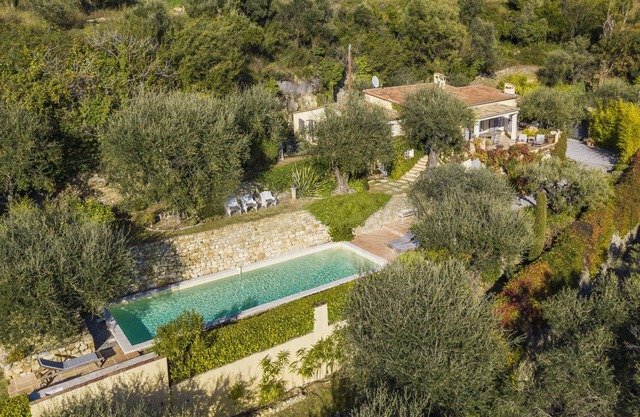 La villa tiene piscina climatizada y vista al mar, el golf y las montañas