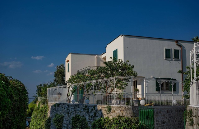 Wonderful exclusive villa wit 4 large bedrooms, dinning room and fantastic terrace