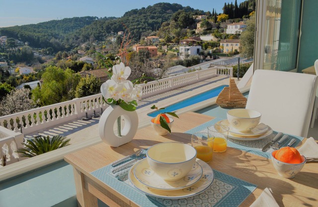 Villa La Terre Des Lauriers B&B