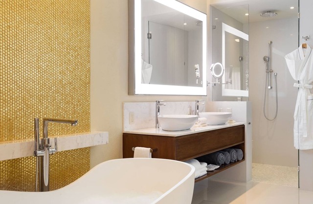 Villa La Valencia - One Bedroom Pool view suite
