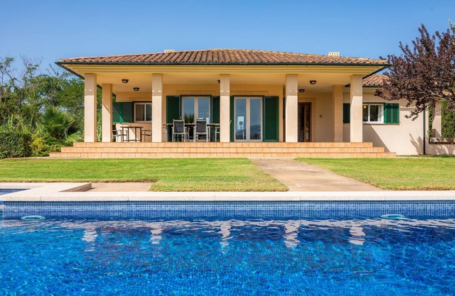 Villa 'La Vinya del Beato 1950' con vistas a la montaña, piscina privada y jardín